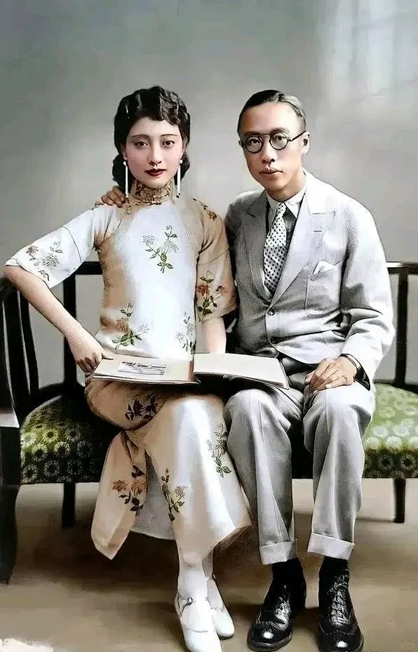 溥仪和婉容 这张照片拍摄于 1920 年，当时只有 19 岁的婉容和傅仪正在天津的张园寓所合影。照片中，婉容身穿一件白色带花纹的旗袍，而傅仪则 ...