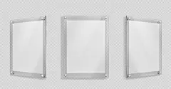 点击来源直接获取大图文件 |亚克力海报，空白玻璃框挂在墙上，透明背景下孤立。空相框模板，矩形名牌，有机玻璃横幅，支架模型 逼真的 3D 矢量插图