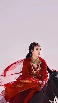 #超适合做壁纸的剧照#
电视剧《东宫》啊！！
随便一张都可以做壁纸，绝美！！
一只狐狸啊，它坐在沙丘上
坐在沙丘上瞧着月亮…… ​​​​