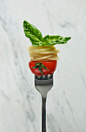 饮食,食品,瘦身,摄影,_505545243_Fork with spaghetti, tomato and basil leaves_创意图片_Getty Images China