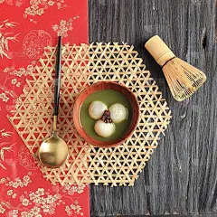 抹茶大汤圆，黑木桌木碗抹茶甜汤，冬至节食。俯视图