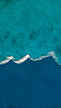 淡水和盐水在埃斯塔蒂特附近的三河河口交汇，西班牙 (© Yann Arthus-Bertrand/Getty Images)
新鲜的淡水水流与地中海的咸水水流在西班牙东北海岸相互交融，形成一个巨大的河口。在海岸边，度假村埃斯塔蒂特让游客有超级好的观察视野，从度假村就可以看到两片水域相遇的壮观场景，附近的海滩和内陆的蒙特格里山也成为游客们青睐的旅游胜地。