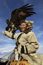 worlds-evolution:Kazakh hunter and his eagle. Olgii, western Mongolia 2006. Photo: ALISON WRIGHT
