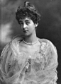唐顿庄园里女主人Cora Crawley的原型——马尔伯勒公爵夫人（原名Consuelo Vanderbilt）。她是美国铁路大亨威廉·范德比尔特的女儿，1877年出生于纽约。年轻的Consuelo被母亲强迫嫁给英国马尔伯勒公爵九世，获得贵族头衔。这位伯爵娶她，是为了获得她家族的财产，以维持自己庄园的运作。这次联姻，使他从 ​​​​...展开全文c