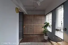 家居2人+2狗的幸福温度，57㎡里的二人世界~设 计 师：李千惠
作品名称：幸福温度
设计风格：原木风
空间类型：小户型
设计面积：57㎡
设计说明：定义以两人世界的单纯居家环境，因为，少了未来人口增加的可能，设计师李千惠将17坪的巧雅，全数回归夫妻俩与毛小孩(小狗)的实用层面。精心配置的格局里，以宽适的大主卧与公领域相併成形，可随心、干净收整入墙的对称式拉门，让毛小孩有了在家狂奔与撒野的幸福。除了环状动线形塑之外，为了满足好客的男、女主人聚会所需，千綵胤设计将厨房机能拉至空间核心地带，转折之间，链结上1