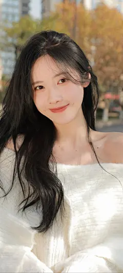 笑容甜美美女 白色毛衣 全面屏手机壁纸