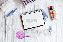医学生工作的地方，在木制的桌子顶视图