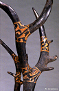                                                                                                         【流散海外的国宝之战国镇墓兽】
《A phoenix with a stand in the shape of tiger》日本Miho美秀美术馆
由于对中国古代的文物不甚了解，所以有了这样的英文介绍此器物标牌
“镇墓兽"是我国古代墓葬中常见的一种怪兽，古代人们想象中的驱邪镇恶之神，人们将它