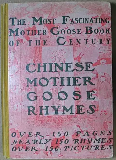 1900.《孺子歌图》Chinese Mother Goose Rhymes-铜版画爱好者-搜狐博客本書爲清光緒二十六年出版北京會文書院的美國傳教士何德蘭所收集的老北京兒歌150余首，每首中英文對照，並配以與兒歌內容相關的老北京民俗風情的照片，厚道林紙精印，對研究舊京兒歌及民俗極具參考價值。