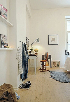 我要说的亮点是挂裤子。如果你有一面墙，挂挂裤子挺好的，我就这样做过。裤子没必要穿一天就洗，但你又肯定不会连续N天穿同一条裤子，把穿过没洗的裤子塞进衣柜肯定也不合适，干嘛不让他们在墙上排排队。你不觉得这样挂着的裤子有一种特殊的美么。【同理：落灰强迫症绕行】