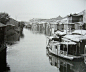 30年代的秦淮河，此段前方即为夫子庙泮池，两侧游船画舫排布密集，这与40年代经历过战争洗礼之后的秦淮河判若两地了