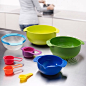 彩虹九 新款厨具套餐设计新颖聪明，九件物品都可以按大小顺序叠放在一起，却能避免每一个杯碗之间的接触，节省厨房橱柜的空间