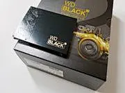 [西数推强悍新硬盘  固态 机械“单盘混双”驱动器]西部数据(WD)于今日发布了新款笔记本硬盘——WD Black 2 Dual Drive——并且首次将大数据存数容量和常规硬盘结合到了一起。其在2 5英寸9mm(厚度)的标准笔记本硬盘身上，提供了120GB的固态存储 1TB的