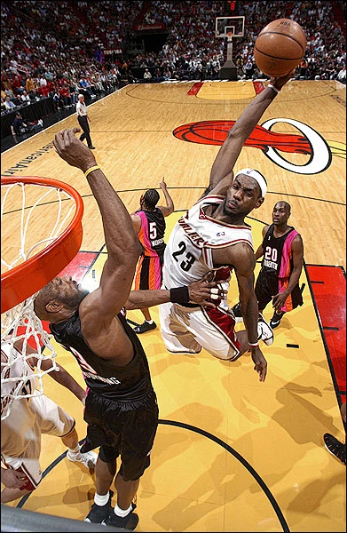 篮球比赛球员灌篮NBA官方十年最佳摄影—James！-花瓣网