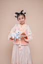 兔年月饼女孩汉服新年中秋节人物摄影图片