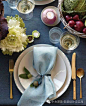 白+金+浅蓝
干净硬朗的刀叉+白色餐盘 用浅蓝色纱做餐巾，用丝带当餐巾扣，随意而清新。
适合场合：家庭聚会