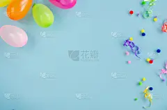 聚会或生日蓝色背景。假日模型。带有副本空间的贺卡。
