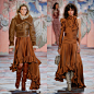 #杰斯君猫步游# <br/>Zimmermann Fall 2018 Ready-to-Wear<br/>#不言不语都是好风景# <br/>摩登版的维多利亚女王/<br/>印花太美妙，衣料极为精良，搭配在一起美意流畅，甚是高级。 ​​​​