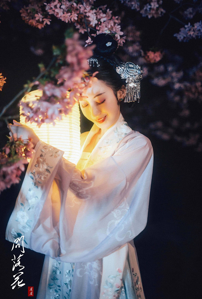 白衣卿相惊鸿瞥，流云回雪相思唱。
清风藏...