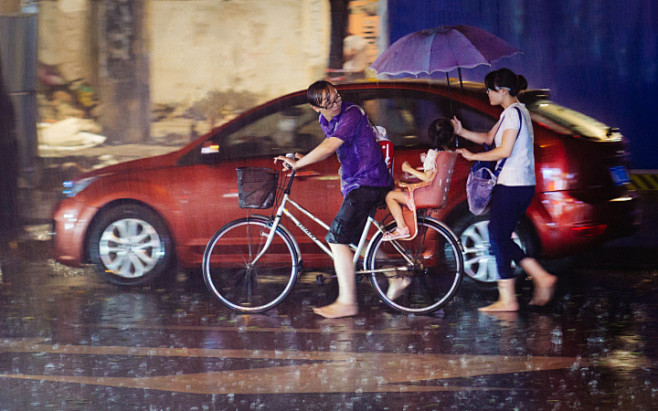 雨，汔车，自行车，一家三口