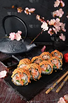 热炸寿司卷配鲑鱼、虾、洋葱、鳄梨和芝士。寿司菜单。