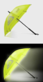 创意照明伞：雨伞与氪气灯泡的结合，在漆黑的夜晚可以照亮前路
