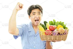 带着蔬菜微笑的男人