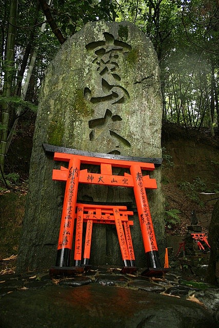 【日本建筑丨鸟居】 一种类似于中国牌坊的...