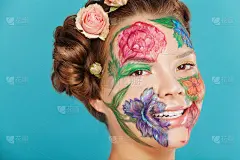 近距离肖像的女人模型与手绘花