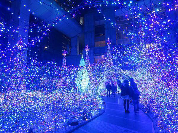 东京汐留一条商业街上用25万个LED灯将...