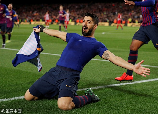 苏亚雷斯滑跪庆祝