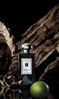 乌木与佛手柑香水 | Jo Malone China E-commerce Site : <P>富有神秘烟熏气息的珍奇乌木，<BR>与新鲜佛手柑的纯净交织氤氲，<BR>创新演绎源自中东的用香传统。<BR>沁入心脾，令人沉静安宁。<P>