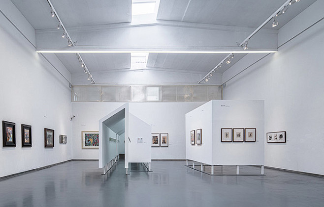 光华之路 – 中国现代艺术展，北京 / 戴璞建筑事务所 : 廊道漫步，回望中国现代美术之路。
