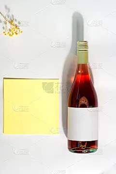 贺卡与模型玫瑰酒，鲜花和信件。