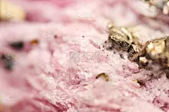 粉红色晶体菱铁矿与黄铁矿颗粒。天然矿物纹理作背景。美丽的背景和壁纸。宏