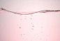 粉色 化妆品 护肤 水面 水泡 气泡 水的运动 液体 饮料 补水 透明 清澈 干净 广告 背景 两种介质