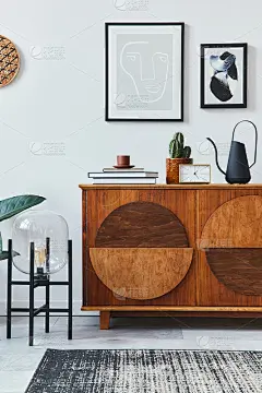 室内设计的斯堪的纳维亚客厅时尚的木制马桶，模拟海报框架，灯，书，仙人掌，装饰，地毯和个人饰品在复古的