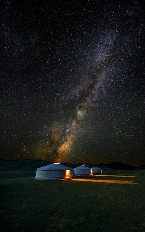 寂静在喧嚣里低头不语沉默在黑夜里与目光结交于是我们看错了世界却说