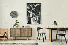 现代公寓的时尚斯堪的纳维亚式客厅内饰，木制马桶，设计桌子，椅子，地毯，墙上的抽象画和独特的家居装饰的