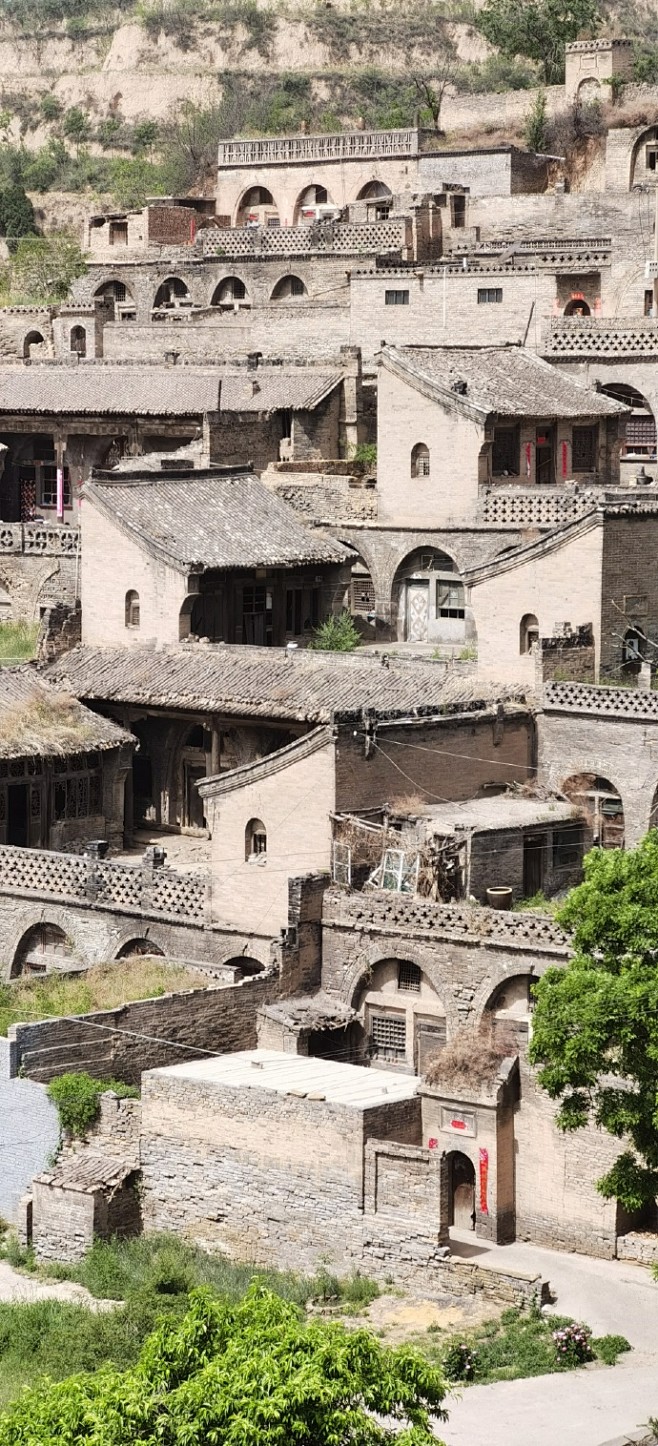 山西灵石县董家岭村，黄土高原上的窑洞式民...