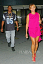 当地时间6月4日，天后碧昂丝 (Beyonce) 一身亮眼桃红连衣裙与丈夫Jay Z在纽约出街。