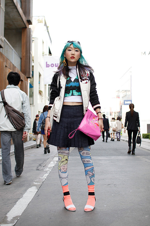 原宿妹的单眼皮是一道风景渐变发蝴蝶衣漫画袜颜色繁多性格张扬好在