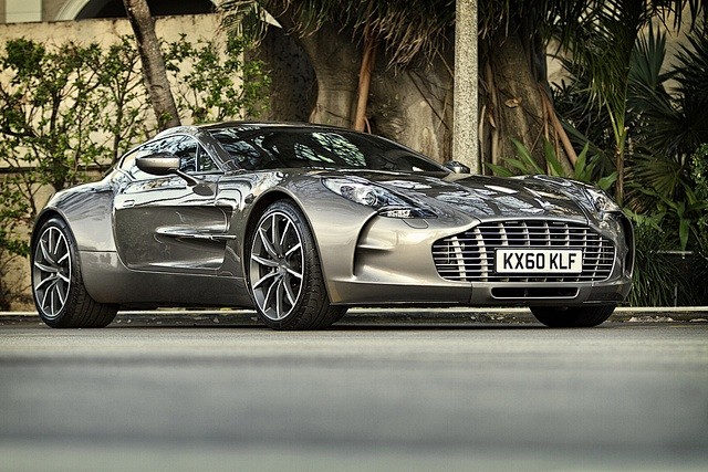 Aston Martin ONE -77...