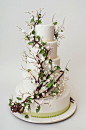 鲜花点缀，婚礼蛋糕的迷人风情 