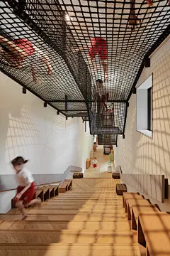 顺应地势的自然坡地幼儿园：FK Kindergarten and Nursery / HIBINOSEKKEI – mooool木藕设计网