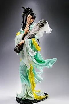 @sk糖王周毅 携全体仙班吴彩鸾、巫山神女、昭君、穆桂英、赤炎、小白小青、思琴、貂蝉給大家拜年了。希望新的一年我们国家的传统面塑工艺可以发扬光大。也可以希望能够得到大家的支持，大家新年快乐，多彩又多富。@马伯庸 @蒙面超人HJW1983 @林熊猫 @画画的张旺 @路金波 @段子坊 @蔡瀾 @谢涤葵  ​​​​