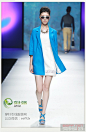    2013年10月28日，维斯凯·袁冰时装发布会在北京饭店金色大厅隆重启幕。

　　发布会主题为“Malaga的海边派对”。VISCAP始终保持着敏锐的时尚触觉，致力于运用最具创意的潮流元素，为都市新贵量体裁衣。不流于众的设计理念，哲学思辨的视觉艺术，使袁冰以令人耳目一新的设计创新，实现了欧式风尚和立体裁剪的完美融合。

　　本次VISCAP专场发布，依旧深究版型，以极具建筑感的欧美大廓形融合精致修身的立体裁剪，尝试一种视觉上的改良试验。同时，设计师强调不同风格间的碰撞与对话，用多彩轻盈的海岸风，调和