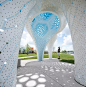 云朵状的双层连续表皮 - “梦之柱”展览装置，夏洛特市 / MARC FORNES / THEVERYMANY_gooood : “梦之柱（Pillars of Dreams）”是一个轻质的地标式展览亭装置；其开放式的空间体量看似是由空气填充而成的，实则是由一个连续的超薄铝制结构表皮围合并支撑起来的。 ▼展览装置外观局部，…