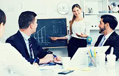 商业女性向合作伙伴展示战略