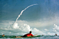 纪念航天飞机
图片：达芬-迈克吉，

       2000年9月8日，可可海滩附近的冲浪者们在水中遥望从肯尼迪航天中心起飞的亚特兰蒂斯号航天飞机。在所有与NASA航天飞机计划相关的图片中，这幅照片被国家地理的编辑们认为是最令人印象深刻的作品。
